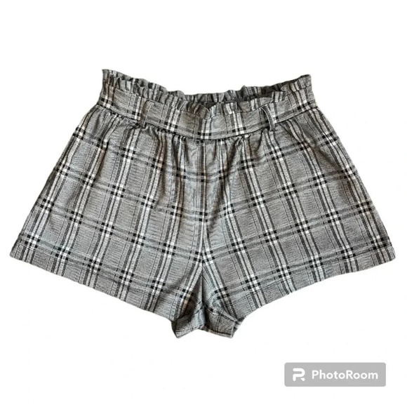 American Eagle Outfitters Pants - American eagle black and white plaid high waist shorts size medium
